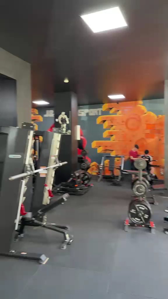 Vista de la sala con las máquinas y la pared de grafiti